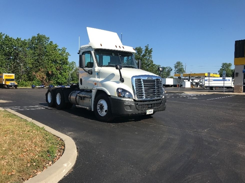 Day Cab Tractor-Heavy Duty Tractors-Freightliner-2018-Cascadia 12564ST-Swedesboro-NJ-546,731\n\t\tmiles-$ 33,000 - Image 1