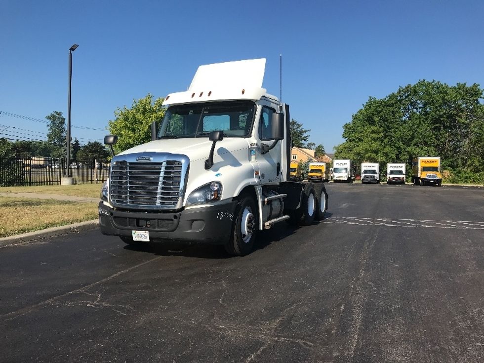 2018 Freightliner Cascadia 125" Sleeper Cab photo 2