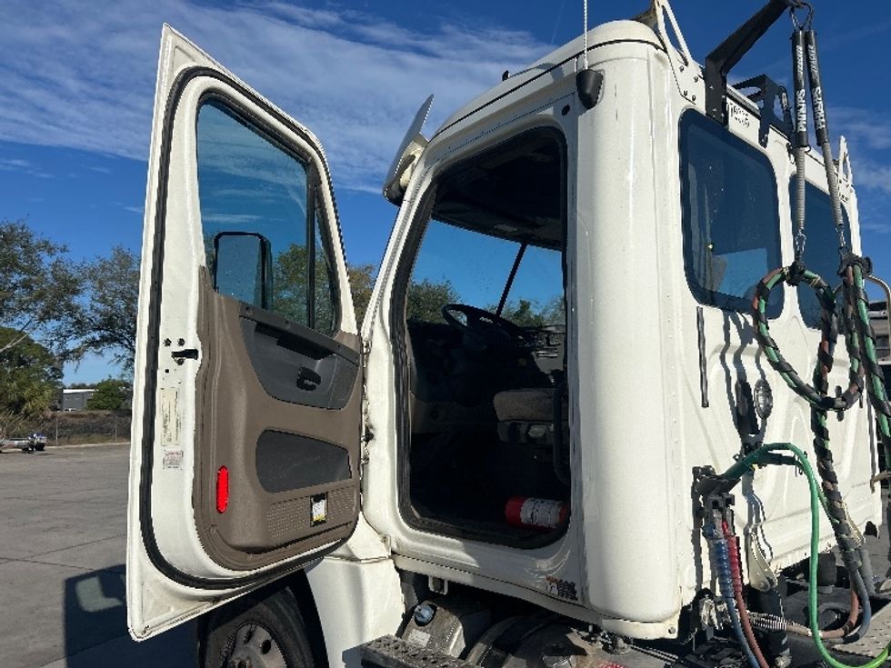 Day Cab Tractor-Heavy Duty Tractors-Freightliner-2018-Cascadia 12564ST-Tampa-FL-302,914\n\t\tmiles-$ 44,000 - Image 12