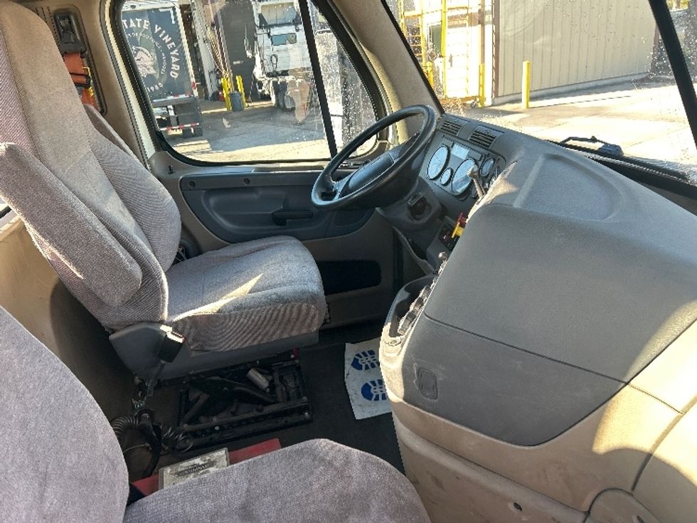 Day Cab Tractor-Heavy Duty Tractors-Freightliner-2018-Cascadia 12564ST-Tampa-FL-302,914\n\t\tmiles-$ 44,000 - Image 14