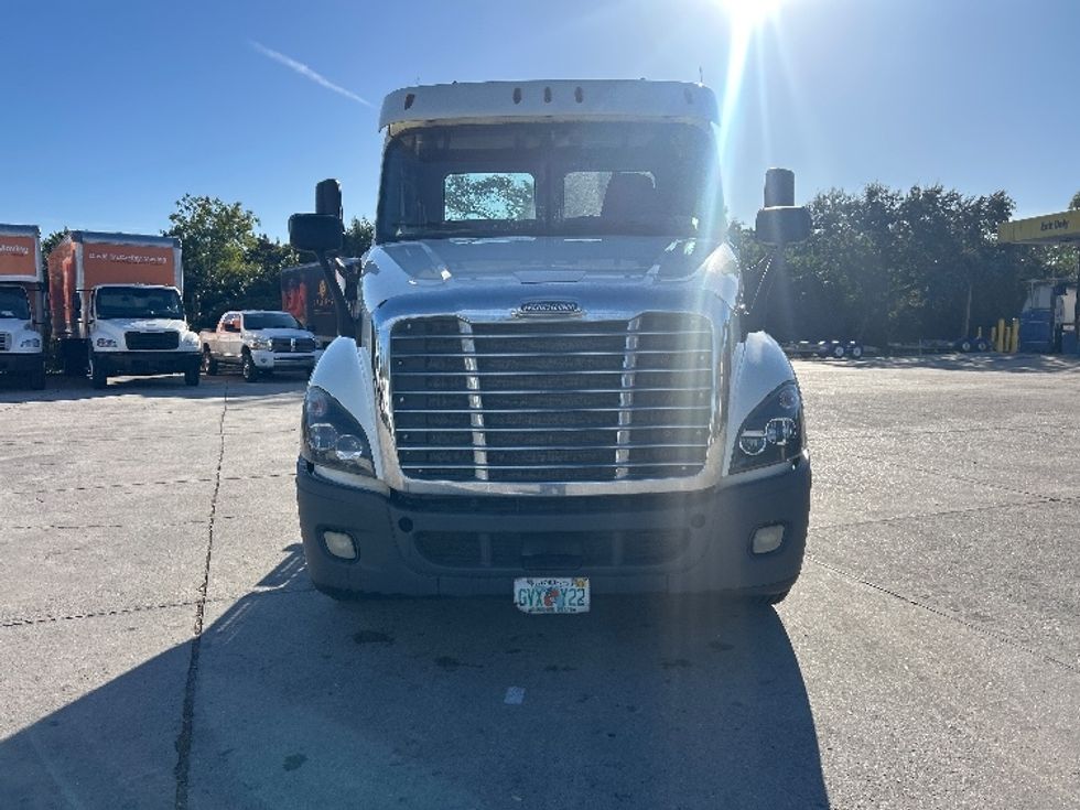 Day Cab Tractor-Heavy Duty Tractors-Freightliner-2018-Cascadia 12564ST-Tampa-FL-302,914\n\t\tmiles-$ 44,000 - Image 2