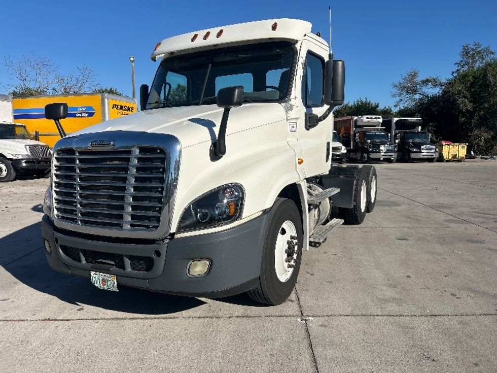 Day Cab Tractor-Heavy Duty Tractors-Freightliner-2018-Cascadia 12564ST-Tampa-FL-302,914\n\t\tmiles-$ 44,000 - Image 3