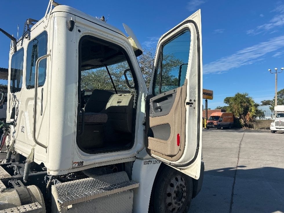 Day Cab Tractor-Heavy Duty Tractors-Freightliner-2018-Cascadia 12564ST-Tampa-FL-302,914\n\t\tmiles-$ 44,000 - Image 7
