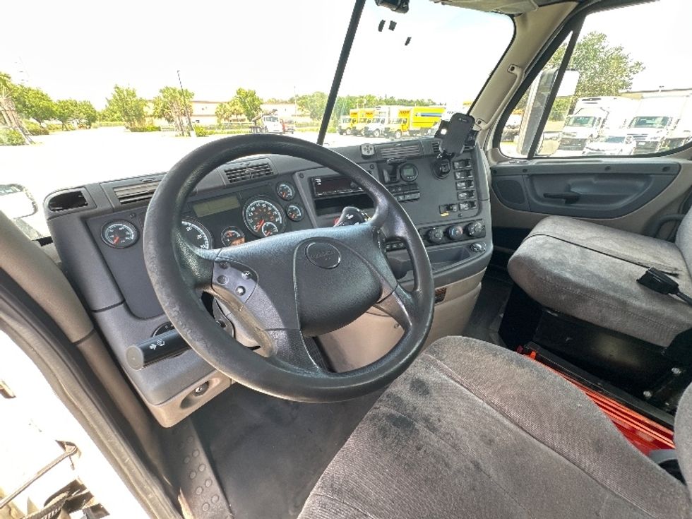 Day Cab Tractor-Heavy Duty Tractors-Freightliner-2018-Cascadia 12564ST-Tampa-FL-640,192\n\t\tmiles-$ 25,000 - Image 10
