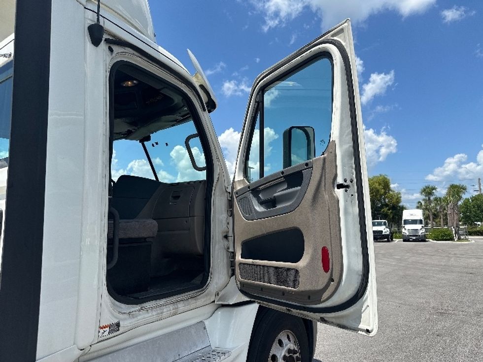 Day Cab Tractor-Heavy Duty Tractors-Freightliner-2018-Cascadia 12564ST-Tampa-FL-640,192\n\t\tmiles-$ 25,000 - Image 12