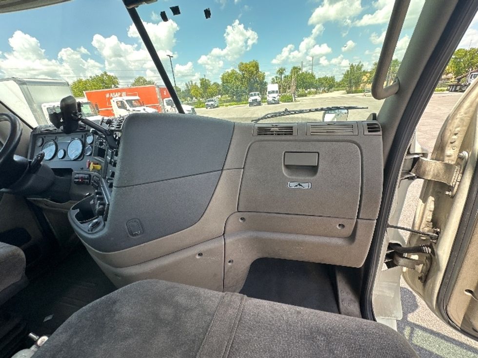 Day Cab Tractor-Heavy Duty Tractors-Freightliner-2018-Cascadia 12564ST-Tampa-FL-640,192\n\t\tmiles-$ 25,000 - Image 13