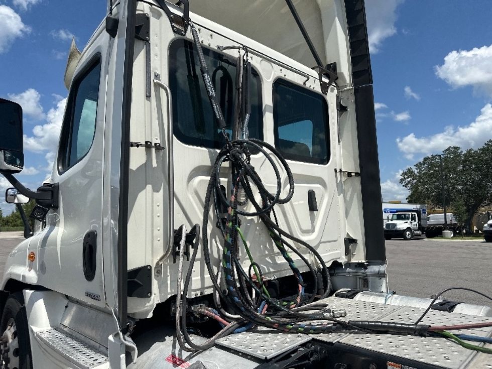 Day Cab Tractor-Heavy Duty Tractors-Freightliner-2018-Cascadia 12564ST-Tampa-FL-640,192\n\t\tmiles-$ 25,000 - Image 18