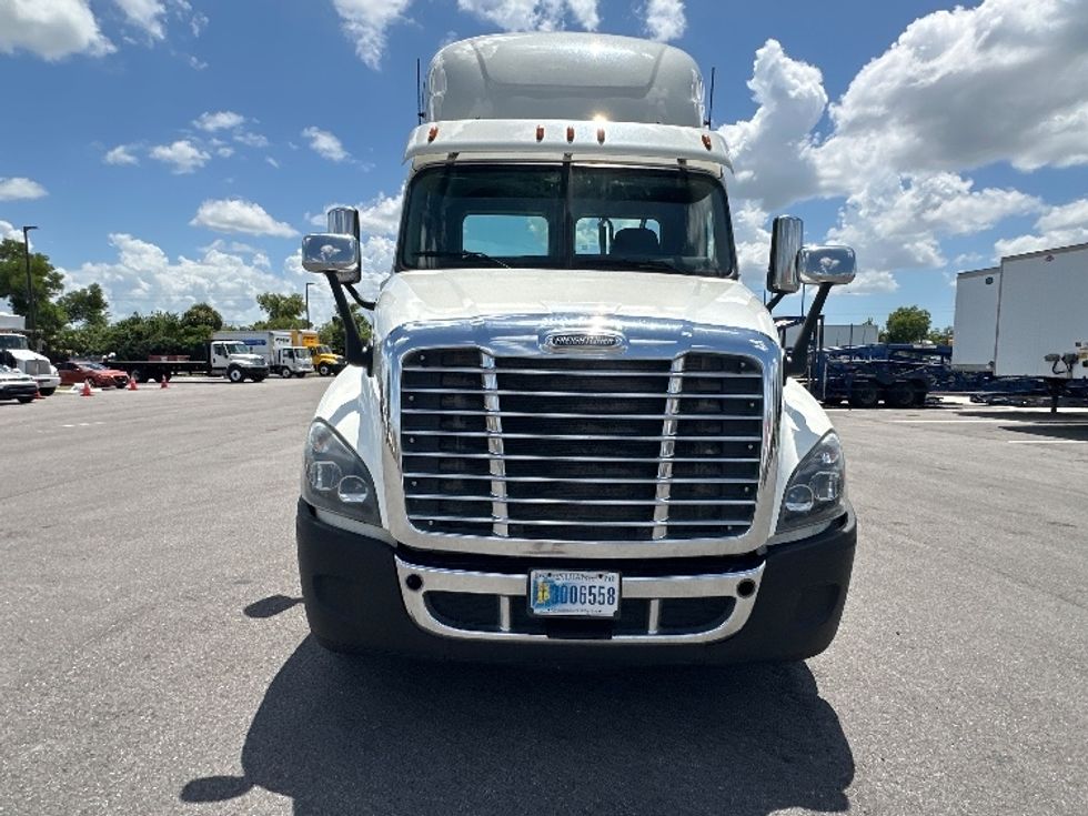 Day Cab Tractor-Heavy Duty Tractors-Freightliner-2018-Cascadia 12564ST-Tampa-FL-640,192\n\t\tmiles-$ 25,000 - Image 2