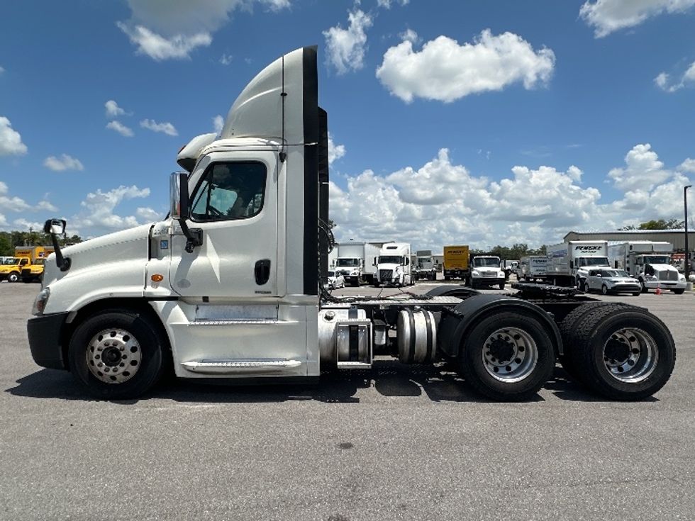 Day Cab Tractor-Heavy Duty Tractors-Freightliner-2018-Cascadia 12564ST-Tampa-FL-640,192\n\t\tmiles-$ 25,000 - Image 4