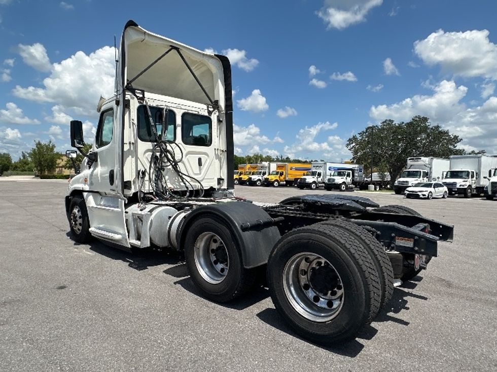 Day Cab Tractor-Heavy Duty Tractors-Freightliner-2018-Cascadia 12564ST-Tampa-FL-640,192\n\t\tmiles-$ 25,000 - Image 5