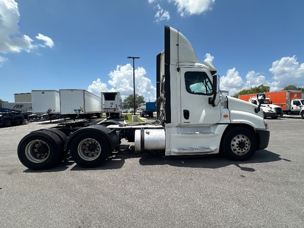 Day Cab Tractor-Heavy Duty Tractors-Freightliner-2018-Cascadia 12564ST-Tampa-FL-640,192\n\t\tmiles-$ 25,000 - Image 8
