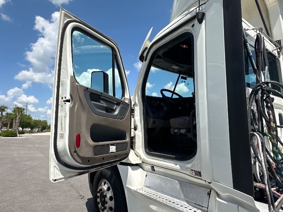 Day Cab Tractor-Heavy Duty Tractors-Freightliner-2018-Cascadia 12564ST-Tampa-FL-640,192\n\t\tmiles-$ 25,000 - Image 9
