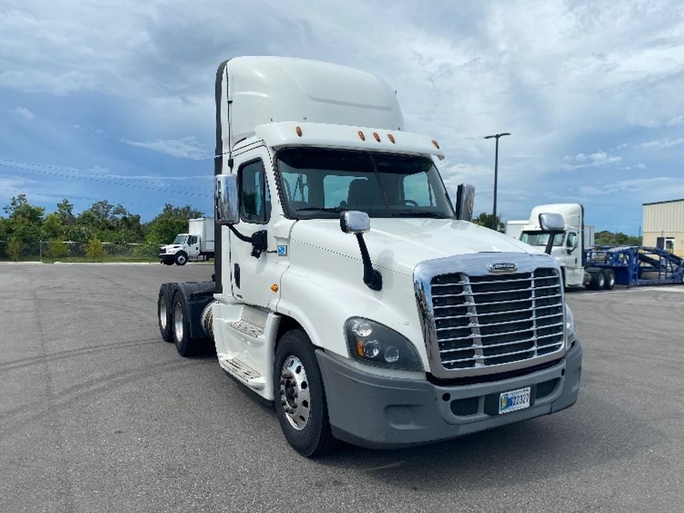Day Cab Tractor-Heavy Duty Tractors-Freightliner-2018-Cascadia 12564ST-Tampa-FL-665,606\n\t\tmiles-$ 22,750 - Image 1