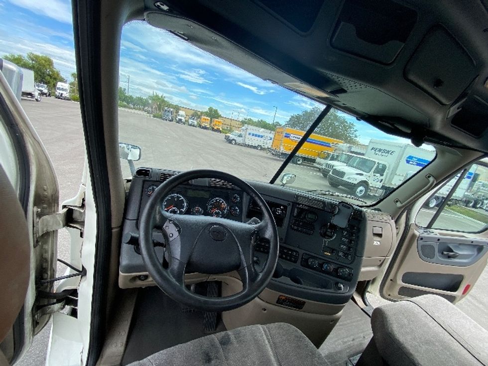 Day Cab Tractor-Heavy Duty Tractors-Freightliner-2018-Cascadia 12564ST-Tampa-FL-665,606\n\t\tmiles-$ 22,750 - Image 11