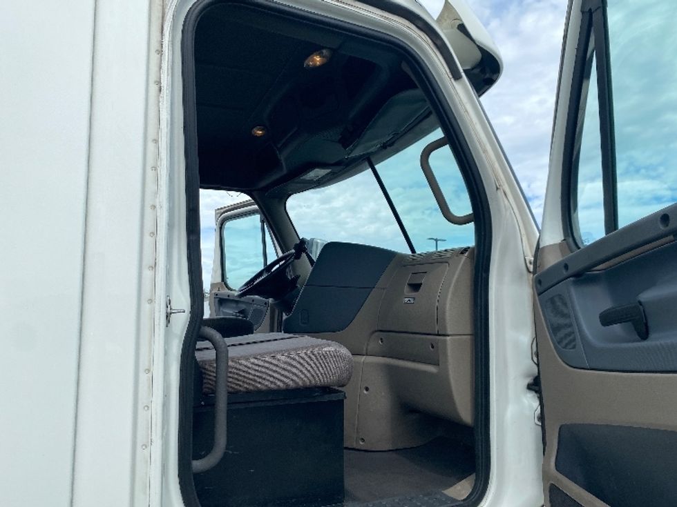 Day Cab Tractor-Heavy Duty Tractors-Freightliner-2018-Cascadia 12564ST-Tampa-FL-665,606\n\t\tmiles-$ 22,750 - Image 12