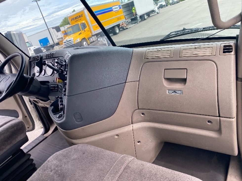 Day Cab Tractor-Heavy Duty Tractors-Freightliner-2018-Cascadia 12564ST-Tampa-FL-665,606\n\t\tmiles-$ 22,750 - Image 13