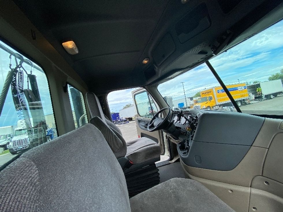 Day Cab Tractor-Heavy Duty Tractors-Freightliner-2018-Cascadia 12564ST-Tampa-FL-665,606\n\t\tmiles-$ 22,750 - Image 14