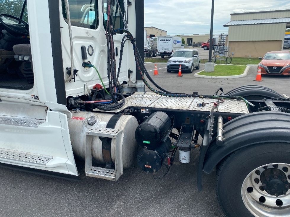 Day Cab Tractor-Heavy Duty Tractors-Freightliner-2018-Cascadia 12564ST-Tampa-FL-665,606\n\t\tmiles-$ 22,750 - Image 17