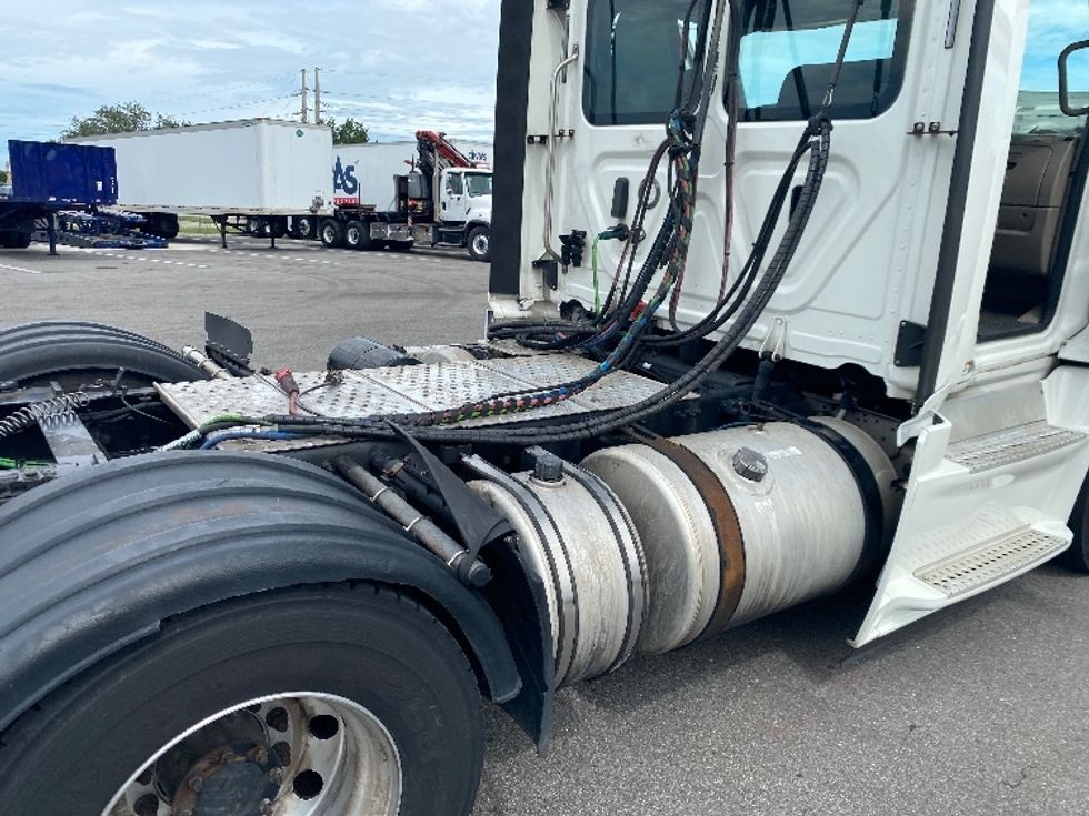 Day Cab Tractor-Heavy Duty Tractors-Freightliner-2018-Cascadia 12564ST-Tampa-FL-665,606\n\t\tmiles-$ 22,750 - Image 18