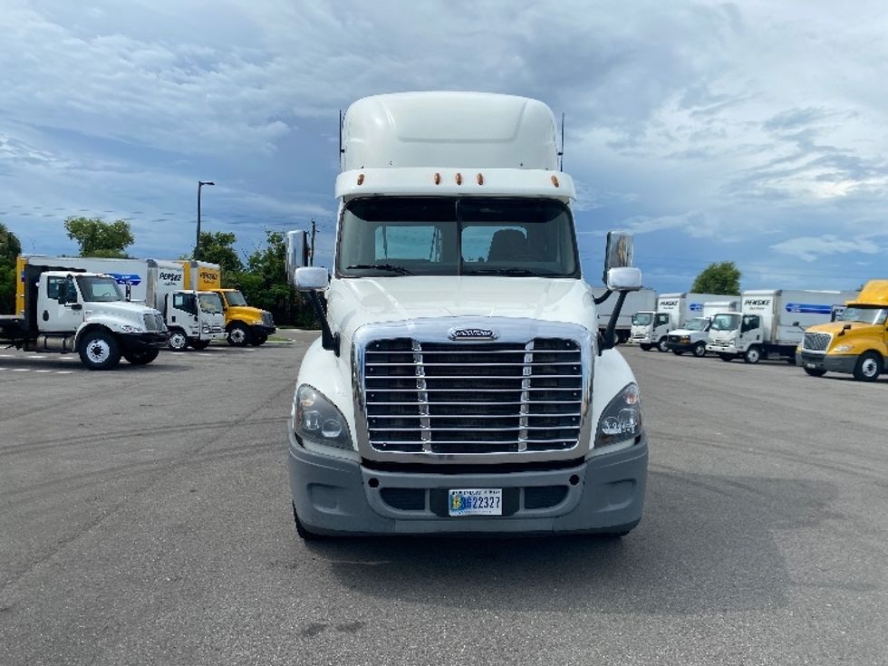 2018 Freightliner Cascadia 125" Sleeper Cab photo 2