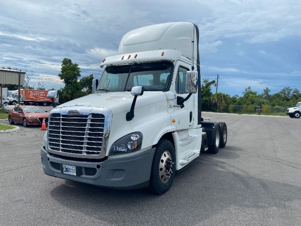 2018 Freightliner Cascadia 125" Sleeper Cab photo 3