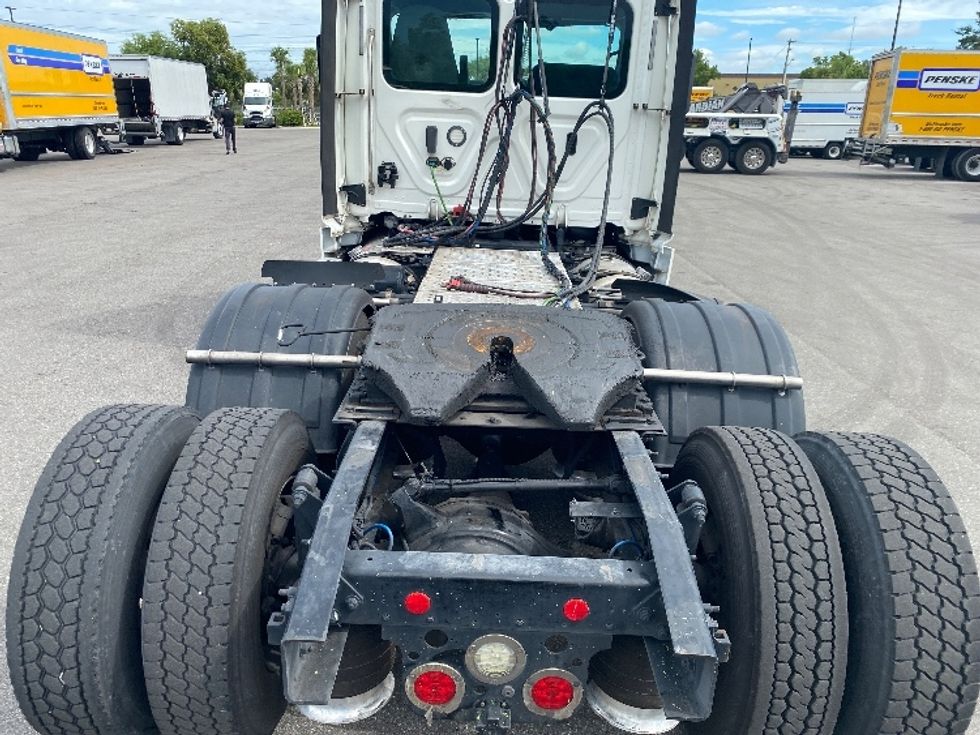 Day Cab Tractor-Heavy Duty Tractors-Freightliner-2018-Cascadia 12564ST-Tampa-FL-665,606\n\t\tmiles-$ 22,750 - Image 6