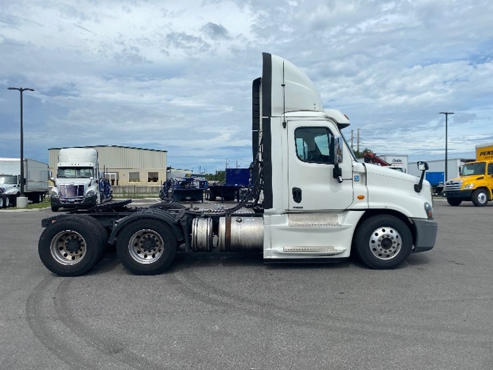 Day Cab Tractor-Heavy Duty Tractors-Freightliner-2018-Cascadia 12564ST-Tampa-FL-665,606\n\t\tmiles-$ 22,750 - Image 8