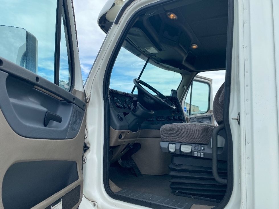 Day Cab Tractor-Heavy Duty Tractors-Freightliner-2018-Cascadia 12564ST-Tampa-FL-665,606\n\t\tmiles-$ 22,750 - Image 9