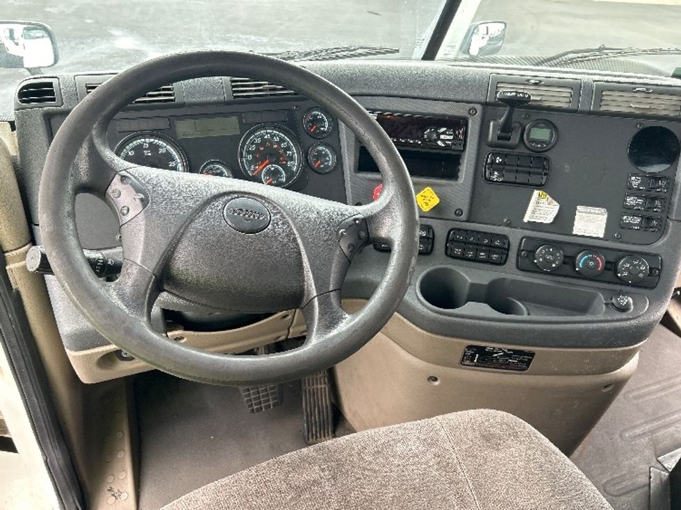 Day Cab Tractor-Heavy Duty Tractors-Freightliner-2018-Cascadia 12564ST-Torrance-CA-166,101\n\t\tmiles-$ 48,250 - Image 11