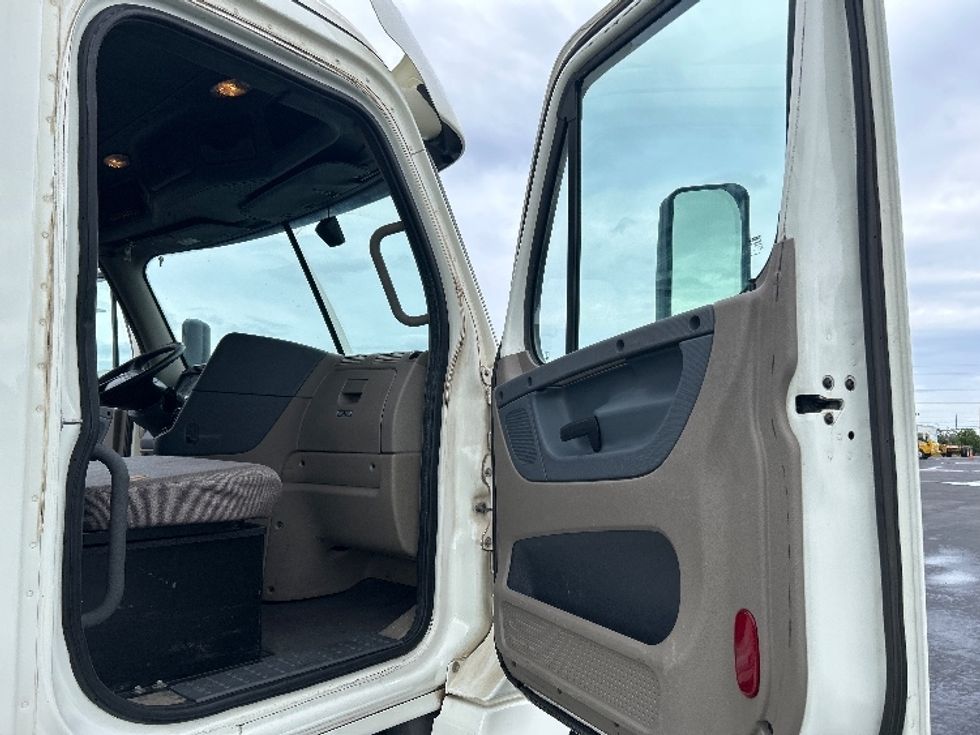 Day Cab Tractor-Heavy Duty Tractors-Freightliner-2018-Cascadia 12564ST-Torrance-CA-166,101\n\t\tmiles-$ 48,250 - Image 12