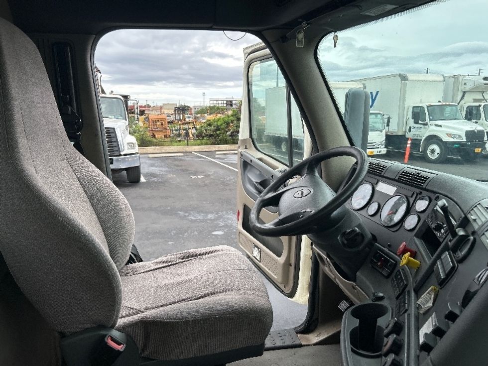 Day Cab Tractor-Heavy Duty Tractors-Freightliner-2018-Cascadia 12564ST-Torrance-CA-166,101\n\t\tmiles-$ 48,250 - Image 14