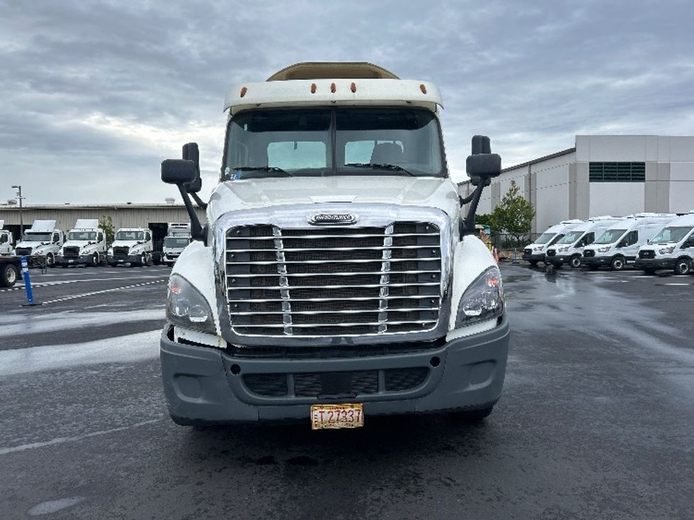 Day Cab Tractor-Heavy Duty Tractors-Freightliner-2018-Cascadia 12564ST-Torrance-CA-166,101\n\t\tmiles-$ 48,250 - Image 2