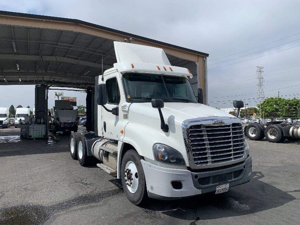 Day Cab Tractor-Heavy Duty Tractors-Freightliner-2018-Cascadia 12564ST-Torrance-CA-361,508\n\t\tmiles-$ 49,250 - Image 1