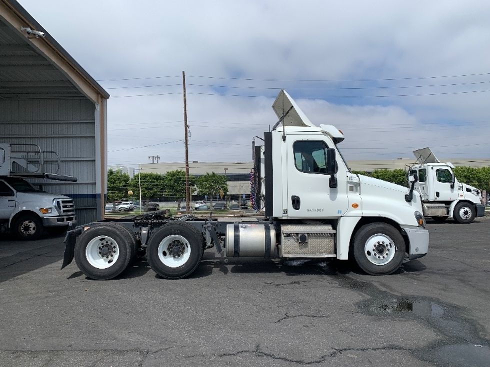 Day Cab Tractor-Heavy Duty Tractors-Freightliner-2018-Cascadia 12564ST-Torrance-CA-361,508\n\t\tmiles-$ 49,250 - Image 8