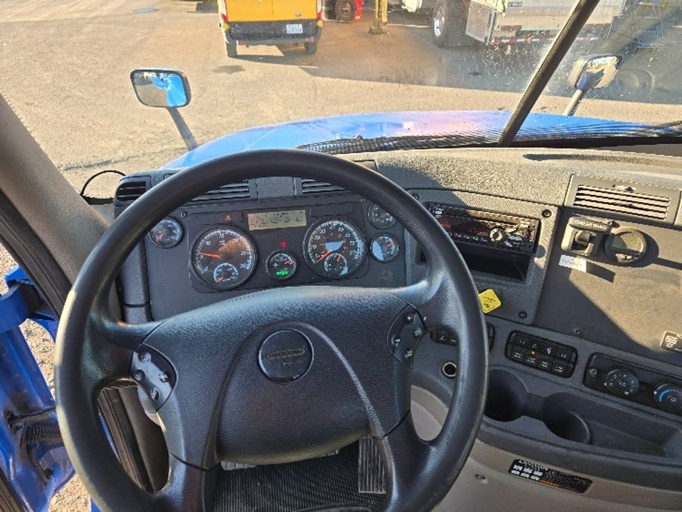 Day Cab Tractor-Heavy Duty Tractors-Freightliner-2018-Cascadia 12564ST-Tumwater-WA-361,564\n\t\tmiles-$ 42,000 - Image 10