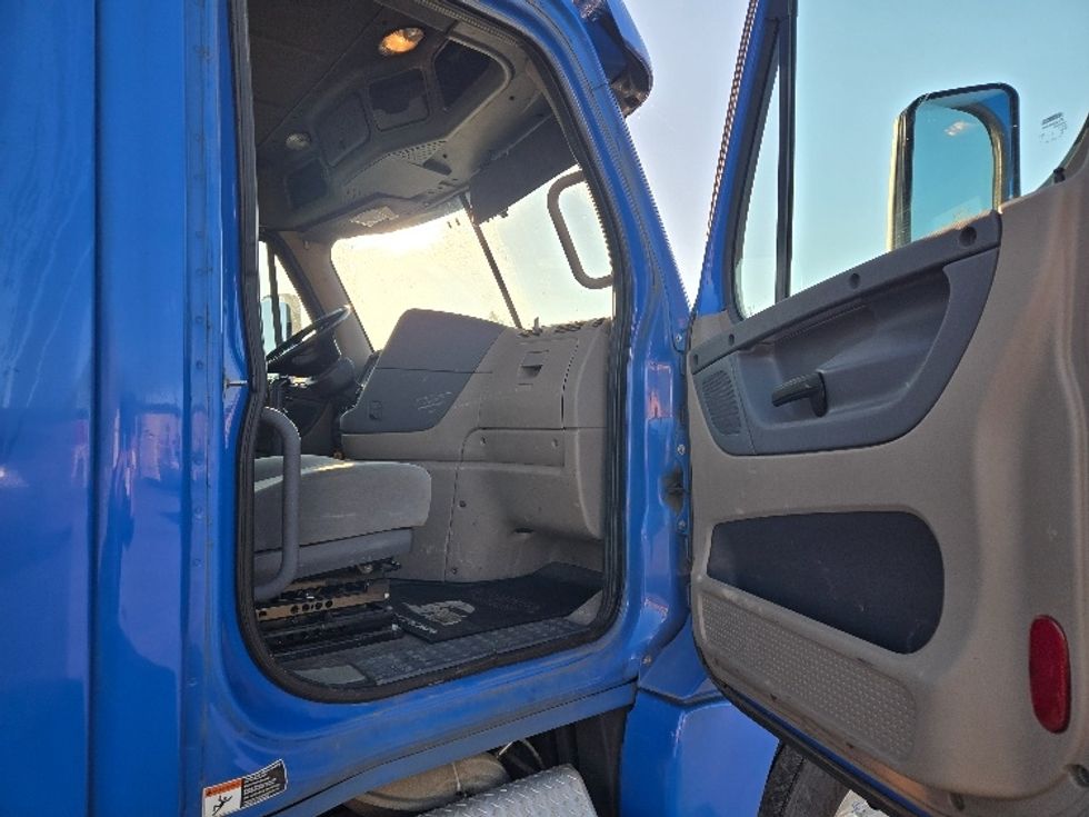 Day Cab Tractor-Heavy Duty Tractors-Freightliner-2018-Cascadia 12564ST-Tumwater-WA-361,564\n\t\tmiles-$ 42,000 - Image 11