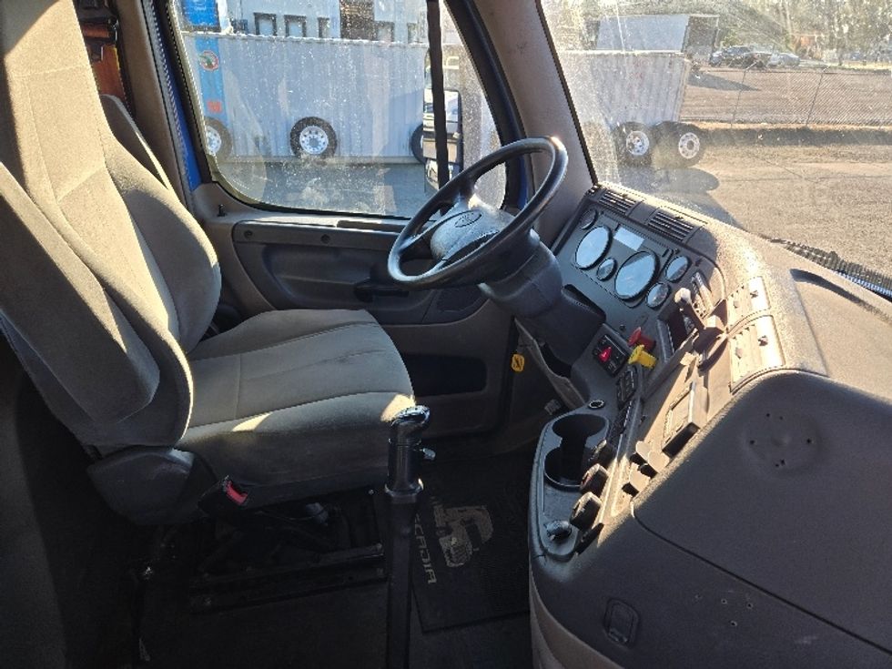 Day Cab Tractor-Heavy Duty Tractors-Freightliner-2018-Cascadia 12564ST-Tumwater-WA-361,564\n\t\tmiles-$ 42,000 - Image 13