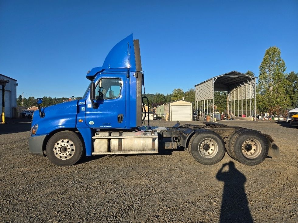 Day Cab Tractor-Heavy Duty Tractors-Freightliner-2018-Cascadia 12564ST-Tumwater-WA-361,564\n\t\tmiles-$ 42,000 - Image 4