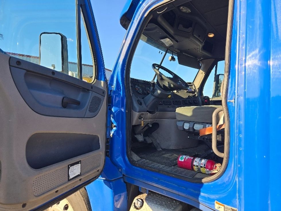 Day Cab Tractor-Heavy Duty Tractors-Freightliner-2018-Cascadia 12564ST-Tumwater-WA-361,564\n\t\tmiles-$ 42,000 - Image 8