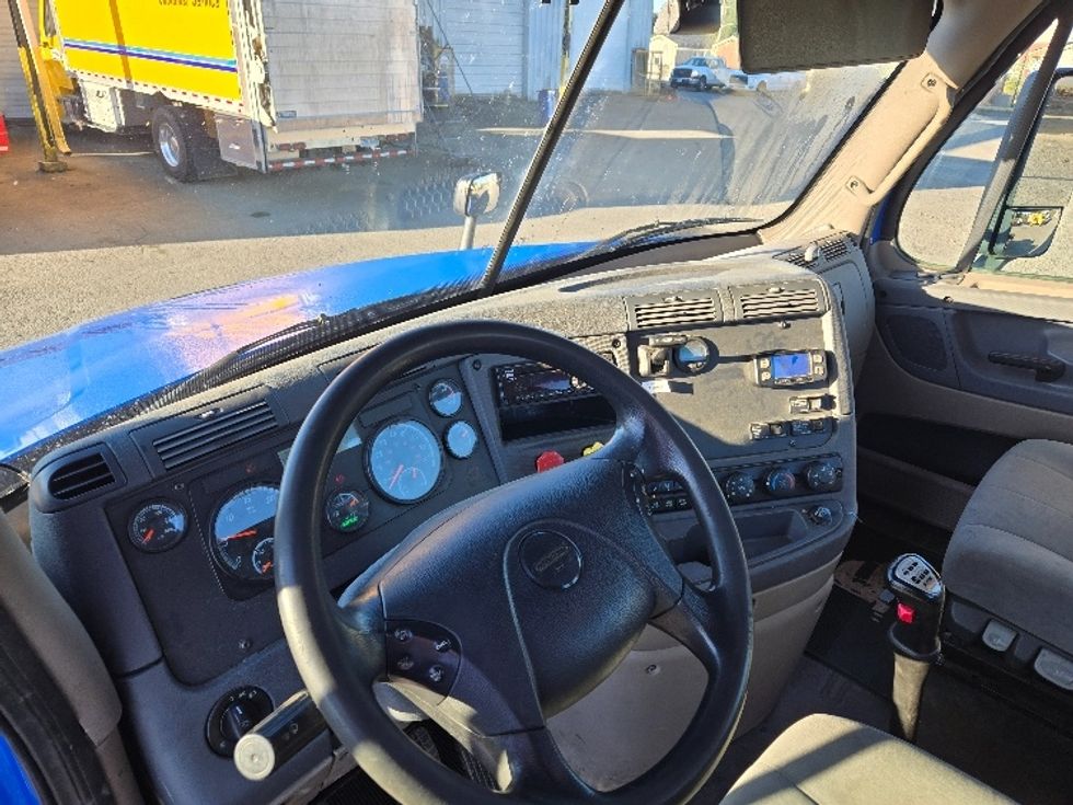 Day Cab Tractor-Heavy Duty Tractors-Freightliner-2018-Cascadia 12564ST-Tumwater-WA-361,564\n\t\tmiles-$ 42,000 - Image 9
