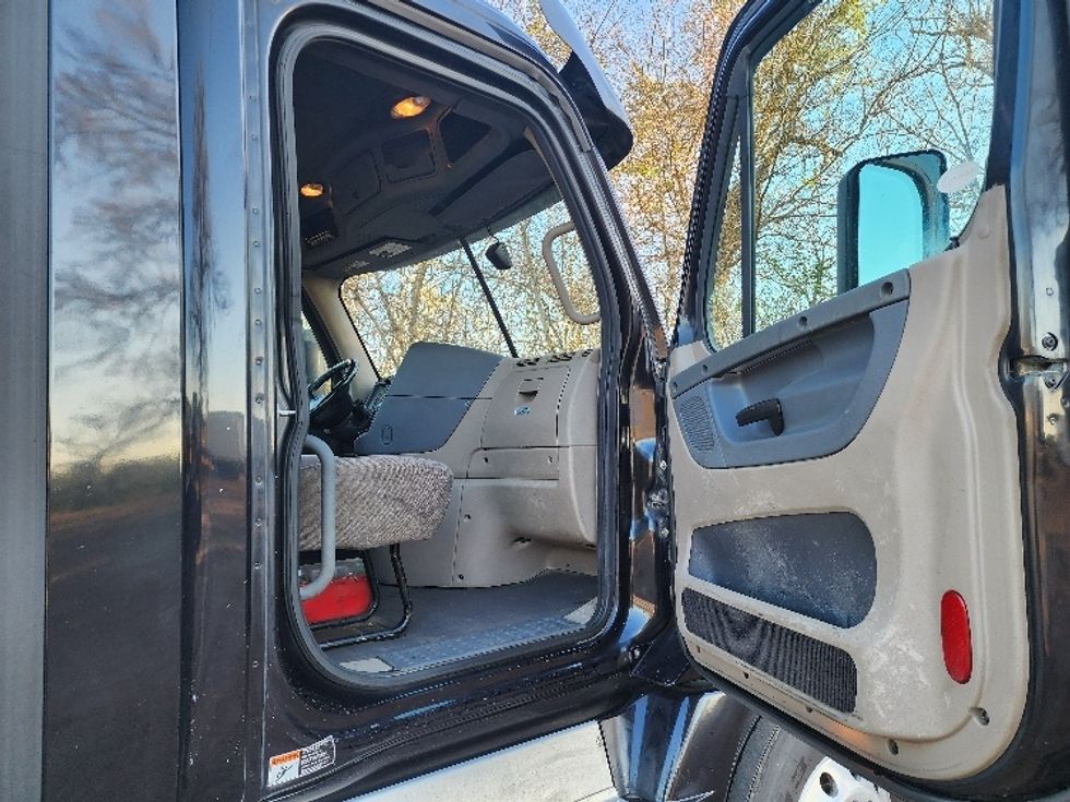 Day Cab Tractor-Heavy Duty Tractors-Freightliner-2018-Cascadia 12564ST-Tyler-TX-563,235\n\t\tmiles-$ 34,000 - Image 12