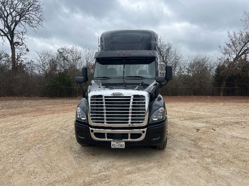 Day Cab Tractor-Heavy Duty Tractors-Freightliner-2018-Cascadia 12564ST-Tyler-TX-563,235\n\t\tmiles-$ 34,000 - Image 2