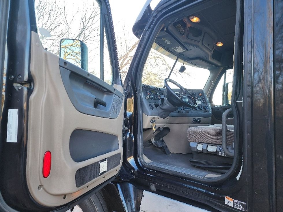 Day Cab Tractor-Heavy Duty Tractors-Freightliner-2018-Cascadia 12564ST-Tyler-TX-563,235\n\t\tmiles-$ 34,000 - Image 9