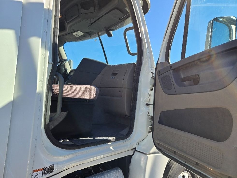 Day Cab Tractor-Heavy Duty Tractors-Freightliner-2018-Cascadia 12564ST-Villa Rica-GA-477,055\n\t\tmiles-$ 38,500 - Image 11