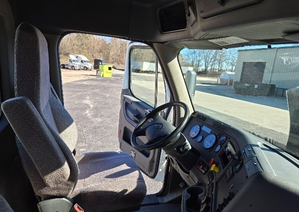 Day Cab Tractor-Heavy Duty Tractors-Freightliner-2018-Cascadia 12564ST-Villa Rica-GA-477,055\n\t\tmiles-$ 38,500 - Image 13