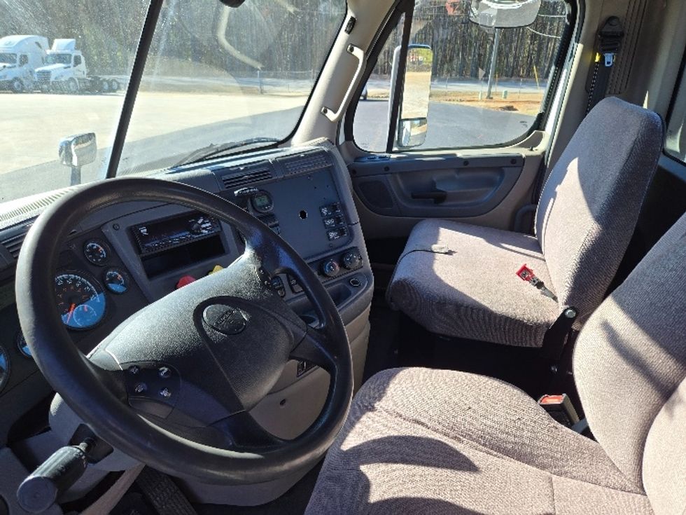 Day Cab Tractor-Heavy Duty Tractors-Freightliner-2018-Cascadia 12564ST-Villa Rica-GA-477,055\n\t\tmiles-$ 38,500 - Image 9