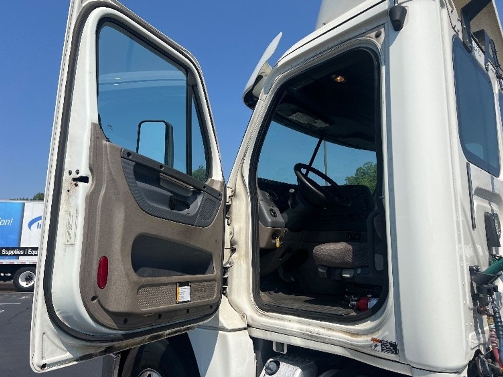 Day Cab Tractor-Heavy Duty Tractors-Freightliner-2018-Cascadia 12564ST-Villa Rica-GA-543,271\n\t\tmiles-$ 28,000 - Image 9