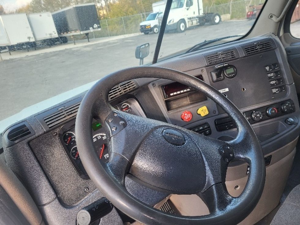 Day Cab Tractor-Heavy Duty Tractors-Freightliner-2018-Cascadia 12564ST-Wabash-IN-382,468\n\t\tmiles-$ 34,000 - Image 10