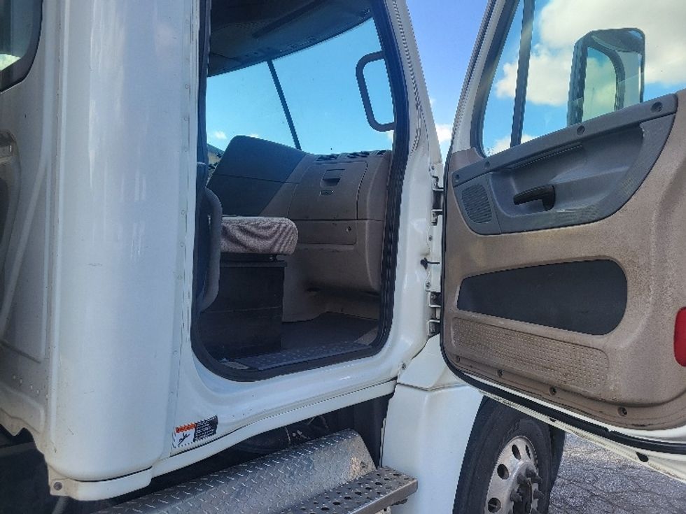 Day Cab Tractor-Heavy Duty Tractors-Freightliner-2018-Cascadia 12564ST-Wabash-IN-382,468\n\t\tmiles-$ 34,000 - Image 12