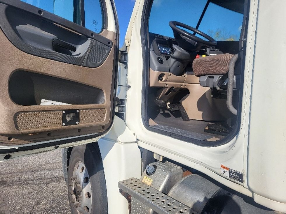 Day Cab Tractor-Heavy Duty Tractors-Freightliner-2018-Cascadia 12564ST-Wabash-IN-382,468\n\t\tmiles-$ 34,000 - Image 9